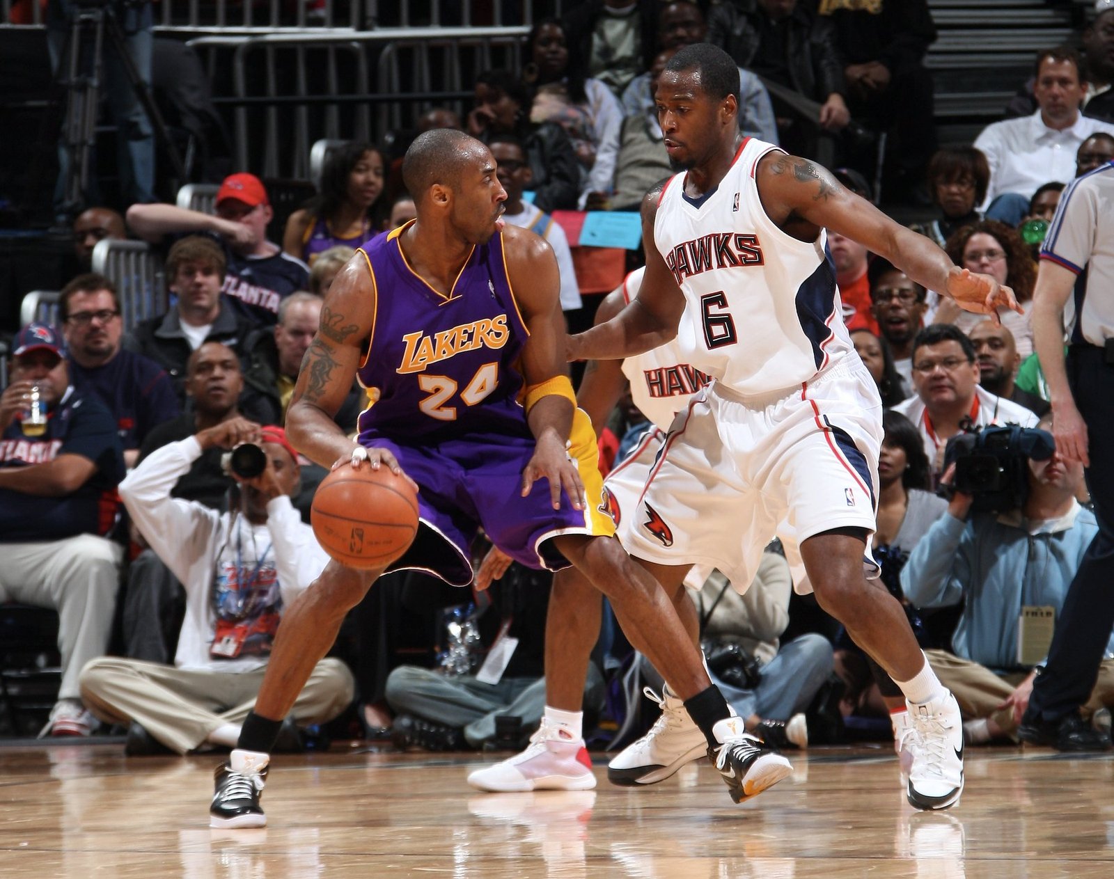 Mario West guarding Kobe Bryant during an Atlanta Hawks game